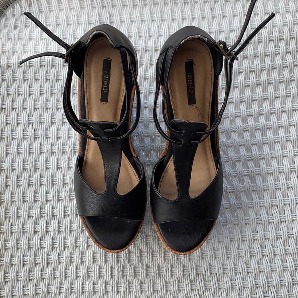 🌟 Black wedge heels size 9 - forever 21